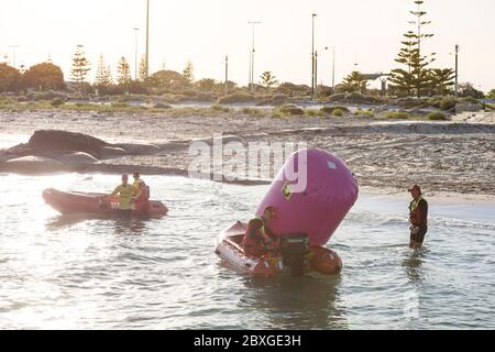 Busselton Australie occidentale 9 novembre 2019 : Busselton Surf Lifesaving club bateau de sauvetage et équipage sur un exercice d'entraînement Banque D'Images