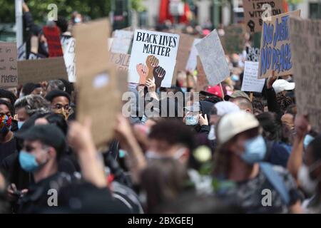 Bruxelles, Belgique. 7 juin 2020. Des gens participent à une manifestation contre la mort de George Floyd près du Palais de Justice à Bruxelles, Belgique, le 7 juin 2020. Credit: Zheng Huansong/Xinhua/Alay Live News Banque D'Images