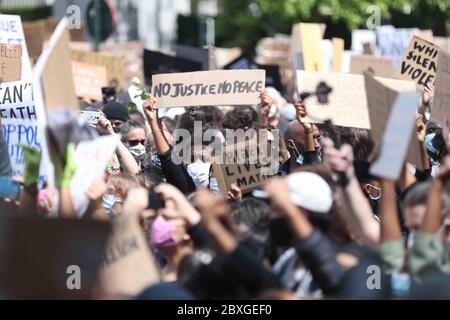 Bruxelles, Belgique. 7 juin 2020. Des gens participent à une manifestation contre la mort de George Floyd près du Palais de Justice à Bruxelles, Belgique, le 7 juin 2020. Credit: Zheng Huansong/Xinhua/Alay Live News Banque D'Images