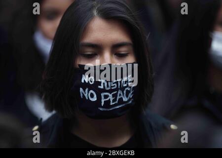 Bruxelles, Belgique. 7 juin 2020. Une femme participe à une manifestation à la suite de la mort de George Floyd près du Palais de Justice à Bruxelles, Belgique, le 7 juin 2020. Credit: Zheng Huansong/Xinhua/Alay Live News Banque D'Images