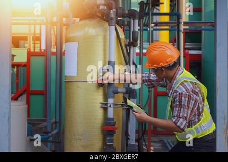Ingénieur dans une centrale électrique utilisant une tablette numérique, Thaïlande Banque D'Images