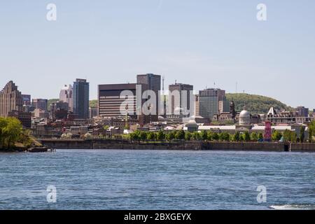 MONTRÉAL CANADA - 17 MAI 2015 : vue sur le centre-ville de Montréal pendant la journée, avec les bâtiments, le bureau et le port de Montréal Banque D'Images