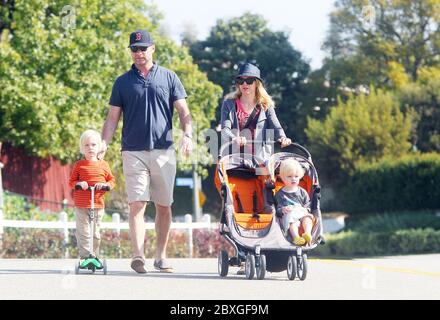 Naomi Watts et Liev Schrieber emmentent les garçons Alexander et Samuel Schrieber au marché agricole, Brentwood, Californie. 2011 Banque D'Images