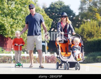 Naomi Watts et Liev Schrieber emmentent les garçons Alexander et Samuel Schrieber au marché agricole, Brentwood, Californie. 2011 Banque D'Images