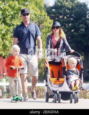 Naomi Watts et Liev Schrieber emmentent les garçons Alexander et Samuel Schrieber au marché agricole, Brentwood, Californie. 2011 Banque D'Images