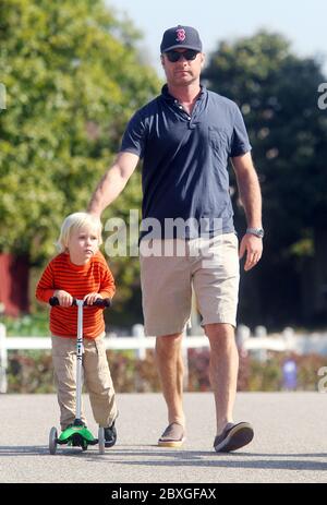 Naomi Watts et Liev Schrieber emmentent les garçons Alexander et Samuel Schrieber au marché agricole, Brentwood, Californie. 2011 Banque D'Images