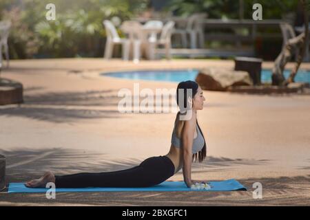 Belle femme faisant du yoga en plein air, Thaïlande Banque D'Images