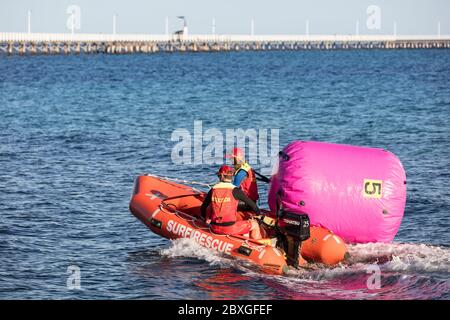 Busselton Australie occidentale 9 novembre 2019 : Busselton Surf Lifesaving club bateau de sauvetage et équipage sur un exercice d'entraînement Banque D'Images