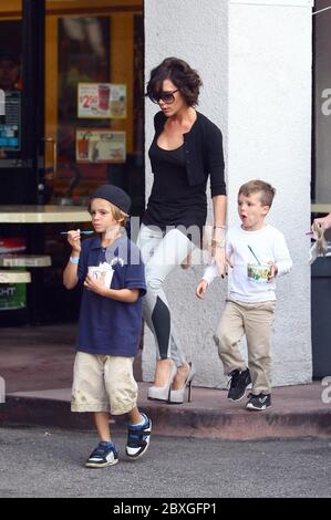 Victoria Beckham emmène ses enfants pour obtenir de la glace à Sherman Oaks, CA novembre 2011 Banque D'Images