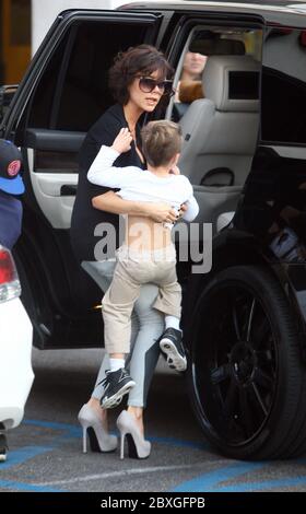 Victoria Beckham emmène ses enfants pour obtenir de la glace à Sherman Oaks, CA novembre 2011 Banque D'Images