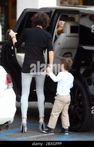 Victoria Beckham emmène ses enfants pour obtenir de la glace à Sherman Oaks, CA novembre 2011 Banque D'Images