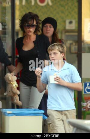 Victoria Beckham emmène ses enfants pour obtenir de la glace à Sherman Oaks, CA novembre 2011 Banque D'Images