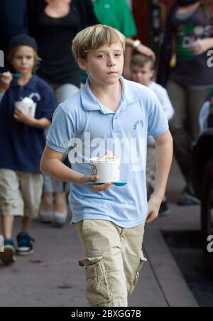 Victoria Beckham emmène ses enfants pour obtenir de la glace à Sherman Oaks, CA novembre 2011 Banque D'Images