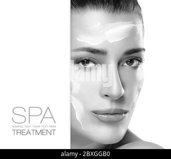 Concept de soins spa et beauté. Portrait d'une femme magnifique avec crème cosmétique sur ses joues et le front et le copyspace vierge avec sampl Banque D'Images