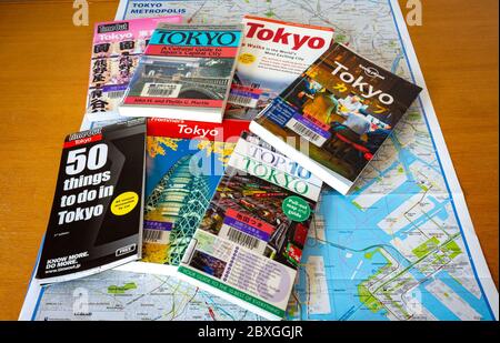 Tokyo / Japon - 15 octobre 2017 : différents guides de voyage de Tokyo avec carte de la ville de Tokyo sur la table. Planification du voyage à Tokyo. Banque D'Images