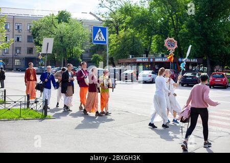 Ukraine, Kiev - 5 juin 2020 : Krishnaites marcher dans la rue, chanter et danser. Religieux Ukrainien Krishnaist Hare Krishna adeptes dressen in Banque D'Images