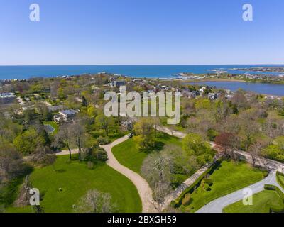 Manoirs historiques et Cliff Walk dans Bellevue Avenue vue aérienne du quartier historique à Newport, Rhode Island RI, États-Unis. Banque D'Images