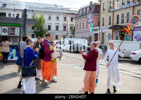 Ukraine, Kiev - 5 juin 2020 : Krishnaites marcher dans la rue, chanter et danser. Religieux Ukrainien Krishnaist Hare Krishna adeptes dressen in Banque D'Images