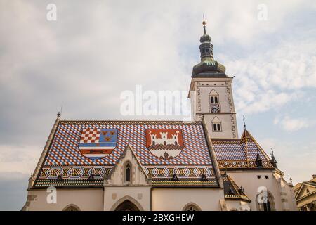 ZAGREB, CROATIE - 17 AOÛT 2016 : près du toit de l'église Saint-Marc dans le centre de Zagreb, Croatie pendant la journée. Banque D'Images