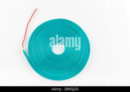 Ruban LED flexible turquoise fluo Flex. Lumière de bande flexible au néon turquoise 5 mètres. Regardez sur fond blanc. Banque D'Images
