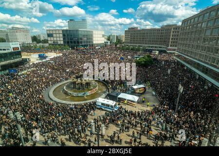 Berlin, Allemagne. 06e juin 2020. 06.06.2020, Berlin, le mouvement Black Lives Matter mobilise environ 15,000 personnes dans la capitale allemande pour manifester contre le racisme et la violence politique. La protestation populaire est dirigée contre la mort violente de l'Afro-américain George Floyd de Minneapolis, États-Unis, qui a été tué dans une opération de police. Malgré les règles de distance de corona, les manifestants se tiennent à proximité sur Alexanderplatz. Photo du dessus de la place avec la foule. | utilisation dans le monde crédit : dpa/Alay Live News Banque D'Images