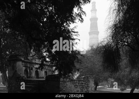 L'aube monte au-dessus des terrains du complexe de Qutb Minar et des ruines le matin brumeux à Delhi, en Inde. Banque D'Images