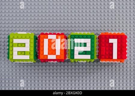 Tambov, Fédération de Russie - 28 septembre 2019 cubes Lego avec numéros 2021 sur fond gris de la plaque de base. Banque D'Images