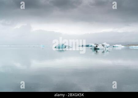 Cubes de glace et bergs de glace au lac Jokulsarlon, au sud-est de l'Islande Banque D'Images