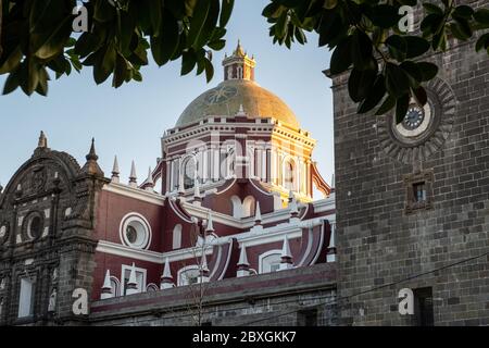 La façade extérieure de la Capilla del Sagrario Metropolitano, sur la place de la ville, dans le centre historique de Puebla, au Mexique. Banque D'Images