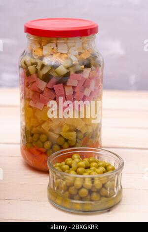 Salade de légumes frais dans un pot, pois, carottes de maïs Banque D'Images