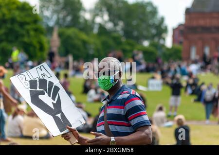 Glasgow, Écosse, Royaume-Uni. 7 juin 2020. Un manifestant portant un panneau indiquant BLM au rassemblement Black Lives Matter à Glasgow Green, protestant contre la mort de George Floyd, mort en détention le 25 mai à Minneapolis, Minnesota, États-Unis. Credit: SKULLY/Alay Live News Banque D'Images