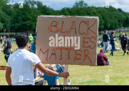 Glasgow, Écosse, Royaume-Uni. 7 juin 2020. Un manifestant portant un panneau indiquant que Black Lives Matter est important au rassemblement Black Lives Matter, à Glasgow Green, protestant contre la mort de George Floyd, mort en détention par la police le 25 mai à Minneapolis, Minnesota, États-Unis. Credit: SKULLY/Alay Live News Banque D'Images