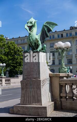 LJUBLJANA, SLOVÉNIE - 26 MAI 2016 : une proximité avec un Dragon sur le pont du Dragon dans le centre de Ljubljana pendant la journée Banque D'Images