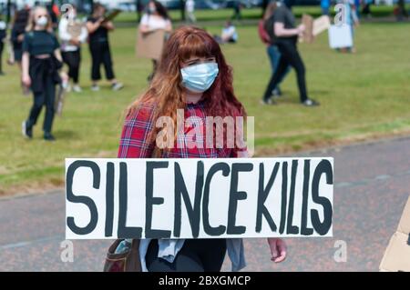 Glasgow, Écosse, Royaume-Uni. 7 juin 2020. Un manifestant portant un panneau disant Silence Kills au rassemblement Black Lives Matter à Glasgow Green, protestant contre la mort de George Floyd, mort en détention à Minneapolis, Minnesota, États-Unis. Credit: SKULLY/Alay Live News Banque D'Images