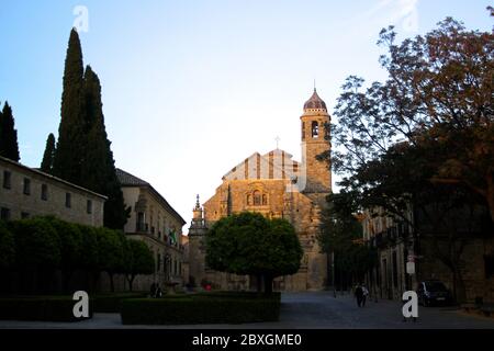 La chapelle El Salvador et le palais du doyen Ortega vus tard Soleil du soir avec soleil chaud et ombres Ubeda Andalousie Espagne Banque D'Images