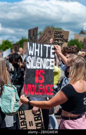 Glasgow, Écosse, Royaume-Uni. 7 juin 2020. Un manifestant portant un panneau indiquant que White Silence est la violence au rassemblement Black Lives Matter à Glasgow Green, protestant contre la mort de George Floyd, mort en détention le 25 mai à Minneapolis, Minnesota, États-Unis. Credit: SKULLY/Alay Live News Banque D'Images