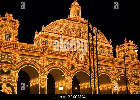 Feria de Abril (Foire d'avril) à Séville avec l'entrée éclairée la nuit (a eu lieu en mai 2019!) Andalousie Espagne Banque D'Images