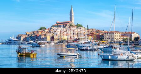 Rovinj, vue panoramique sur la vieille ville historique et le port de mer méditerranéen, Croatie Banque D'Images