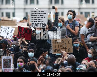 Bruxelles, Belgique. 7 juin 2020. Des manifestants participent à une manifestation de Black Lives Matter à Bruxelles, Belgique, le 7 juin 2020. Des milliers de personnes se sont jointes dimanche à une manifestation Black Lives Matter à la suite de la mort de George Floyd devant le Palais de Justice de Bruxelles en Belgique. Credit: Zheng Huansong/Xinhua/Alay Live News Banque D'Images