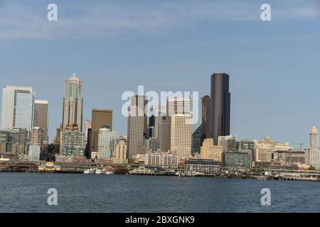 SEATTLE, ÉTAT DE WASHINGTON, États-Unis - JUIN 2018 : paysage urbain des immeubles de bureaux et gratte-ciel du centre-ville de Seattle, vu de la baie. Banque D'Images