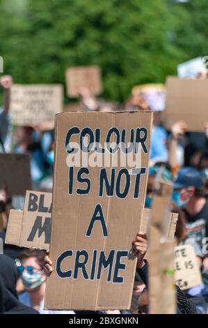 Glasgow, Écosse, Royaume-Uni. 7 juin 2020. Un manifestant portant un panneau disant que Color n'est pas UN crime au rassemblement Black Lives Matter, à Glasgow Green, protestant contre la mort de George Floyd qui est mort en garde à vue le 25 mai à Minneapolis, Minnesota, États-Unis. Credit: SKULLY/Alay Live News Banque D'Images