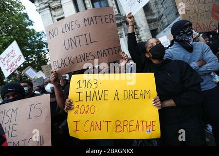 Bruxelles, Belgique. 7 juin 2020. Des manifestants participent à une manifestation de Black Lives Matter à Bruxelles, Belgique, le 7 juin 2020. Des milliers de personnes se sont jointes dimanche à une manifestation Black Lives Matter à la suite de la mort de George Floyd devant le Palais de Justice de Bruxelles en Belgique. Credit: Zheng Huansong/Xinhua/Alay Live News Banque D'Images