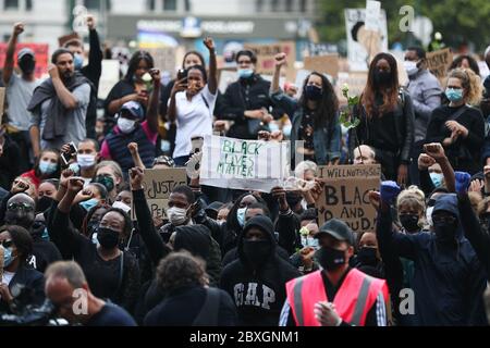 Bruxelles, Belgique. 7 juin 2020. Des manifestants participent à une manifestation de Black Lives Matter à Bruxelles, Belgique, le 7 juin 2020. Des milliers de personnes se sont jointes dimanche à une manifestation Black Lives Matter à la suite de la mort de George Floyd devant le Palais de Justice de Bruxelles en Belgique. Credit: Zheng Huansong/Xinhua/Alay Live News Banque D'Images