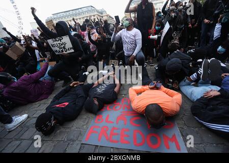 Bruxelles, Belgique. 7 juin 2020. Des manifestants participent à une manifestation de Black Lives Matter à Bruxelles, Belgique, le 7 juin 2020. Des milliers de personnes se sont jointes dimanche à une manifestation Black Lives Matter à la suite de la mort de George Floyd devant le Palais de Justice de Bruxelles en Belgique. Credit: Zheng Huansong/Xinhua/Alay Live News Banque D'Images