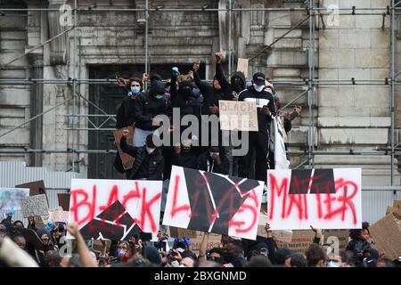 Bruxelles, Belgique. 7 juin 2020. Des manifestants participent à une manifestation de Black Lives Matter à Bruxelles, Belgique, le 7 juin 2020. Des milliers de personnes se sont jointes dimanche à une manifestation Black Lives Matter à la suite de la mort de George Floyd devant le Palais de Justice de Bruxelles en Belgique. Credit: Zheng Huansong/Xinhua/Alay Live News Banque D'Images