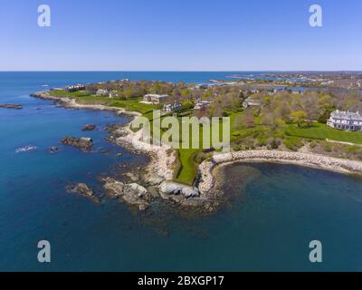 Manoirs historiques et Cliff Walk dans Bellevue Avenue vue aérienne du quartier historique à Newport, Rhode Island RI, États-Unis. Banque D'Images