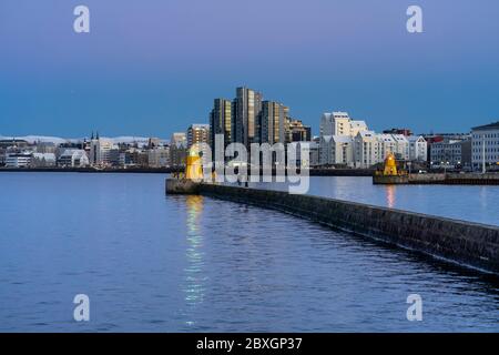 Jeunes filles marchant près du port de Reykjavik - Reykjavíkurhöfn Banque D'Images