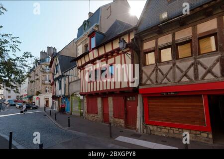 Vannes, France - 18 septembre 2019 : maisons à pignons à cadre en bois ancien sur la rue de la Fontaine. Fondée il y a plus de 2,000 ans, la ville est maintenant la capitale du département du Morbihan en Bretagne Banque D'Images