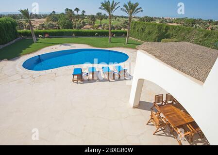 Luxueuse villa de vacances dans un complexe tropical de vacances d'été avec piscine et vue sur le jardin Banque D'Images