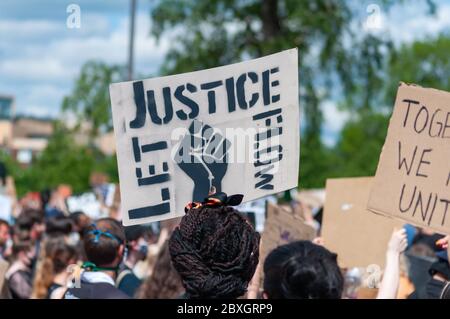 Glasgow, Écosse, Royaume-Uni. 7 juin 2020. Un manifestant portant un panneau indiquant que le juge Flow au rassemblement Black Lives Matter, à Glasgow Green, proteste contre la mort de George Floyd, mort en détention à Minneapolis, Minnesota, États-Unis. Credit: SKULLY/Alay Live News Banque D'Images